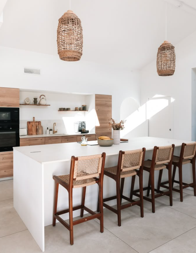 Cuisine équipée moderne avec crédence assortie et ilot